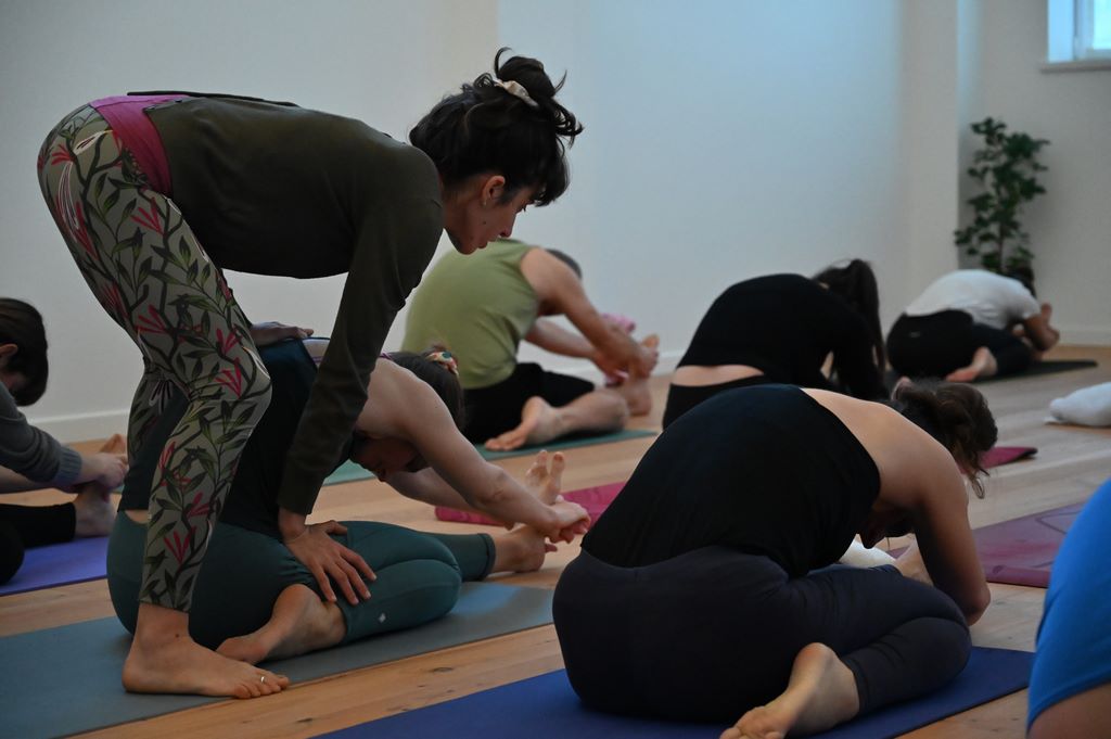 Ritratto di Silvia, insegnante di Ashtanga Yoga, con i suoi cani
